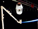 Dragon CRS-9 u stanice ISS ped zachycením manipulaním ramenem