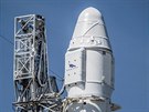 Nákladní lo Dragon CRS-9 na vrcholu rakety Falcon 9