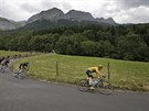 Momentka z 19. etapy Tour de France, ve lutém trikotu projídí Chris Froome.