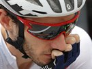 Hloubající Adam Yates na startu 19. etapy Tour de France.