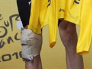 Chris Froome leduje své koleno po pádu v devatenácté etap Tour de France.
