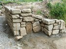 Na vybudování oprných zdí, taras, pouil majitel kamenná torza ze starých...