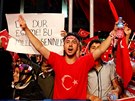 Na istanbulském námstí Taksim se v úterý seli píznivci prezidenta Erdogana....