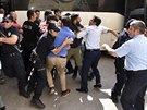Policisté v tureckém mst Erzurum se snaí lidem zabránit v jejich snaze...