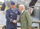 Veterán RAF Emil Boek se po nkolika desetiletích opt v Anglii proletl ve...