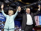 Kandidáti na prezidentku a viceprezidenta USA Hillary Clintonová a Tim Kaine...