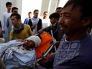 Pi útoku dvou sebevraedných atentátník v centru Kábulu bylo zabito nejmén...