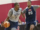 Americký basketbalový reprezentant Kevin Durant (vlevo) na tréninku obchází...