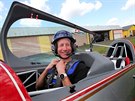 Lya Luká Bauer si krátce vyzkouel pilotovat akrobatické letadlo Petra...