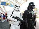 Zábr z letoního Comic-conu. Fanouci obleení v kostýmech Star Wars (23....
