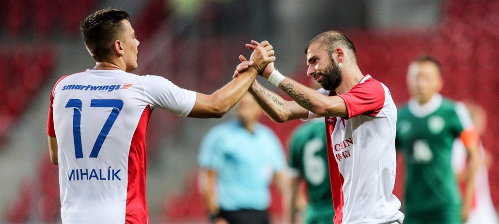 Soudr�nost ukazují slávisté Jaroslav Mihalík a Levan Kenia.