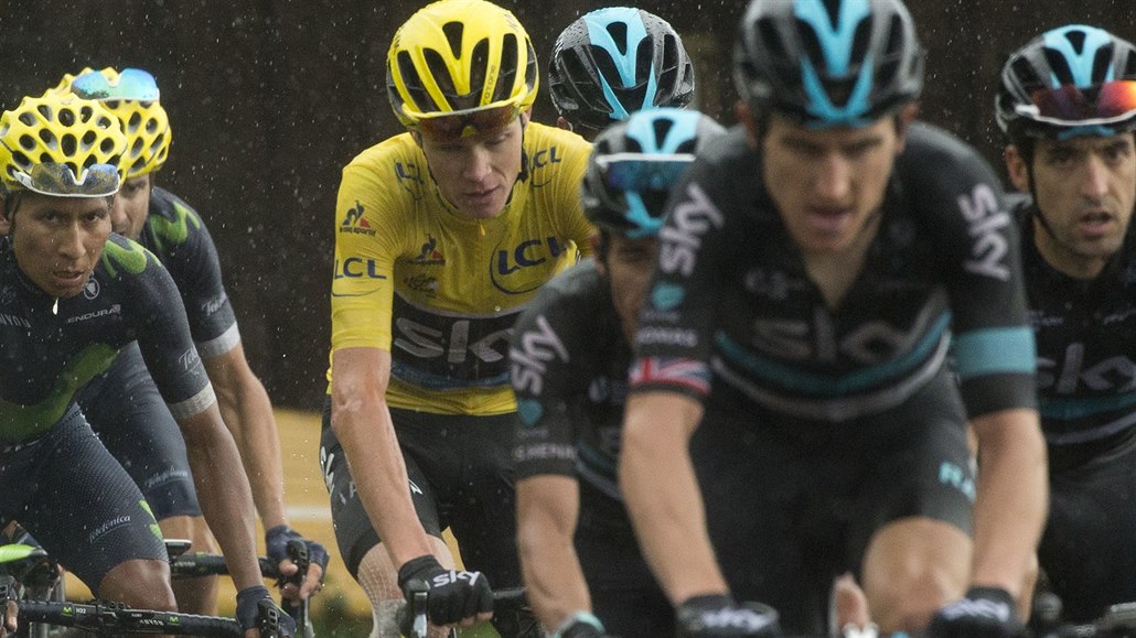Tým Sky pomáhá vedoucímu cyklistovi Tour Chrisi Froomovi, za nimi Nairo...