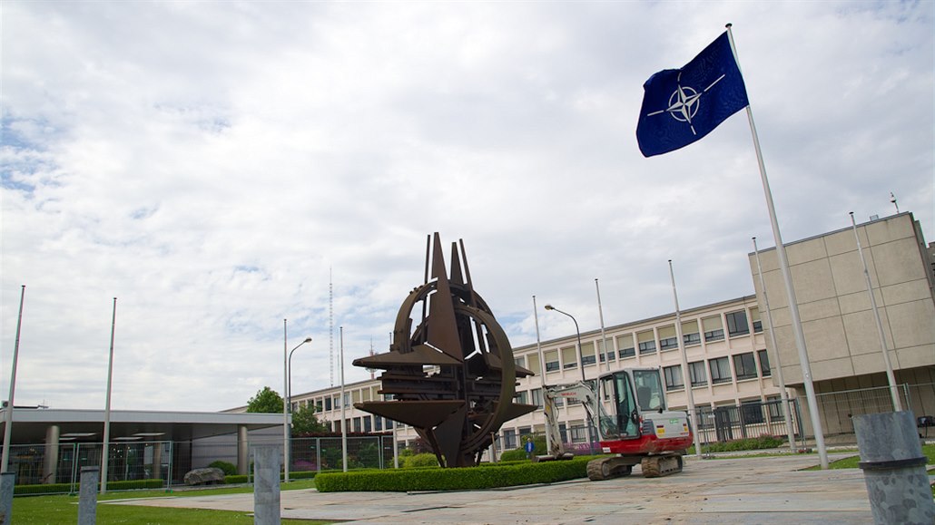 Pesun symbolu NATO od staré centrály v Bruselu k novému sídlu