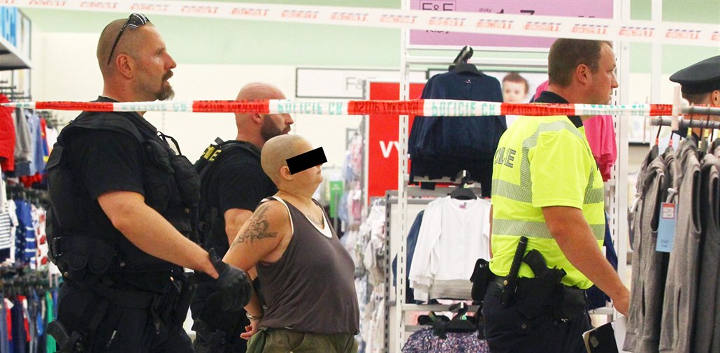 V obchodním centru na pra�ském Smíchov� zem�ela �ena, kterou ubodala mlad�í...