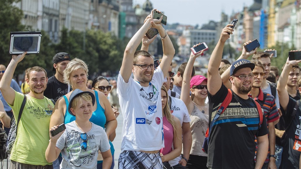 Hráči Pokémon Go se sešli na pražském Václavském náměstí (23. července 2016)