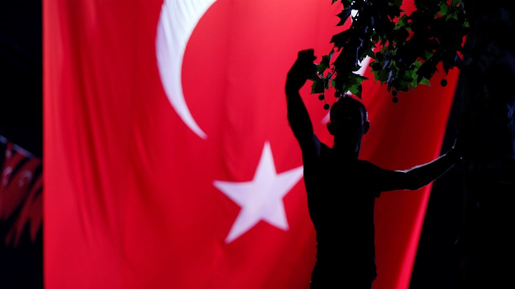 Na istanbulském nám�stí Taksim se v úterý se�li p�íznivci prezidenta Erdogana...
