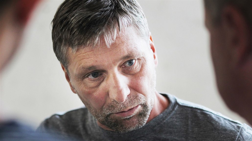 Kou� hokejové reprezentace Josef Janda� hovo�í s noviná�i na kempu v Rokycanech.