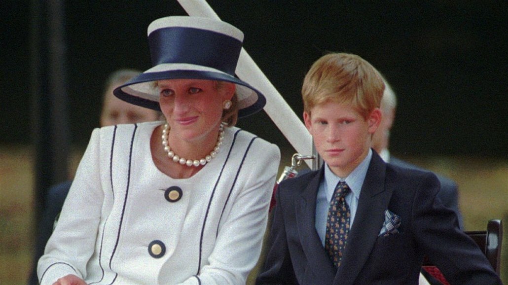 Princezna Diana a téměř 11letý princ Harry (Londýn, 19. srpna 1995)