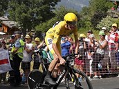 ZA DALM TRIUMFEM. Chris Froome bhem druh individuln asovky na Tour de...