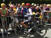 Cyklista Jan Brta po horsk asovce na Tour ochotn zapzoval i eskm...
