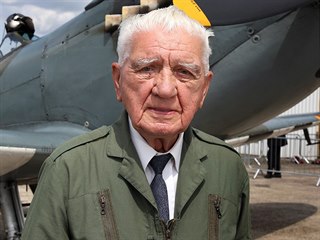 Veterán RAF Emil Boček se po několika desetiletích opět v Anglii proletěl ve...
