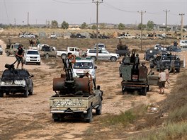 Libyjsk jednotky bojujc za vldu podporovanou OSN nedaleko Syrty, hlavn...