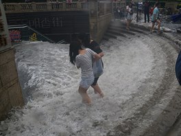 Ve mstech se proudy vody valily ulicemi a zaplavovaly vechny níe poloené...