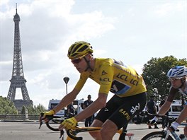 LUT DRES V PA͎I. Chris Froome potet v karie dovezl lut dres do...