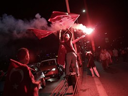 Demonstrace na podporu Erdogana v ulicch Istanbulu (21. ervence 2016)