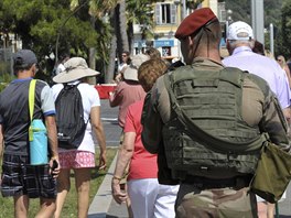 Vojk hldkuje v ulicch Nice (21. ervenec 2016)