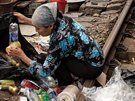 Centrem Hanoje ve Vietnamu projídí vlak.