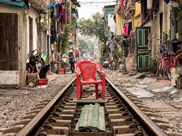 Centrem Hanoje ve Vietnamu projídí vlak.