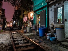 Centrem Hanoje ve Vietnamu projídí vlak.