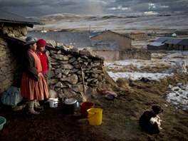 BÍDNÍCI. Matka s dcerou stojí ped chatrí v peruánské provincii Puno,...
