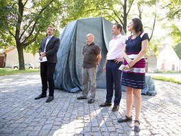 Sochu odhalili v pondělí 25. července (zleva) starosta Kolína Vít Rakušan,...