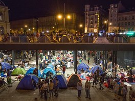 Jet loni v záí stály na nádraí Keleti desítky stan. V nich se tísnili...