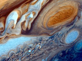 RUDÁ SKVRNA. Velkou rudou skvrnu na Jupiteru zachytila sonda Voyager 1 v roce...