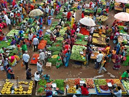TRHY. Zákazníci nakupují ovoce a zeleninu na trhu v Indii. 
