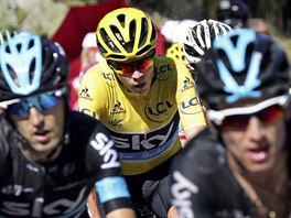 Schovan Chris Froome za svmi tmovmi kolegy Sergiem Henaem a Mikelem Nievem.