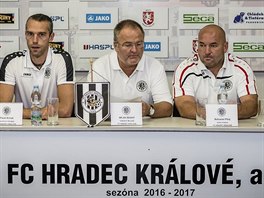 PED LIGOU. editel klubu Richard Jukl, sportovn manaer Pavel Krma, tiskov...