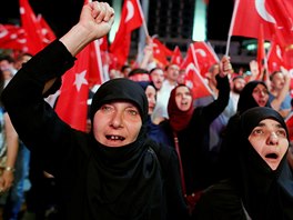 Na istanbulskm nmst Taksim se v ter seli pznivci prezidenta Erdogana...