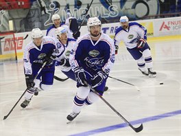 Hokejov tonk Martin Zaovi (vpedu) na trninku Komety Brno