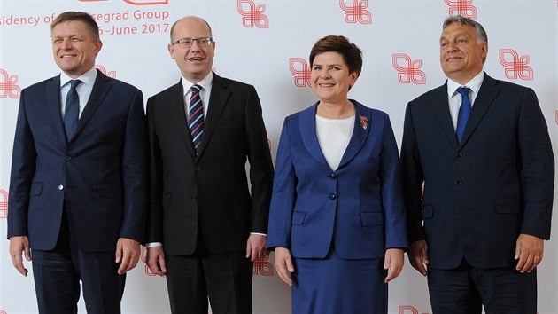 Zleva: Robert Fico, Bohuslav Sobotka, Beata Szydlov a Viktor Orbn na jednn stt V4 ve Varav (21. ervence 2016)