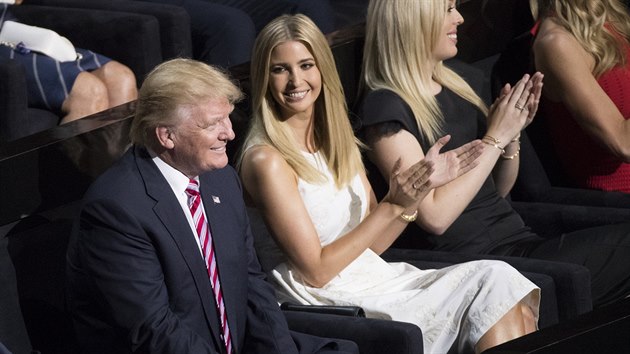 Republiknsk kandidt na prezidenta USA Donald Trump a jeho dcera Ivanka na republiknskm konventu v Clevelandu (20. ervence 2016)