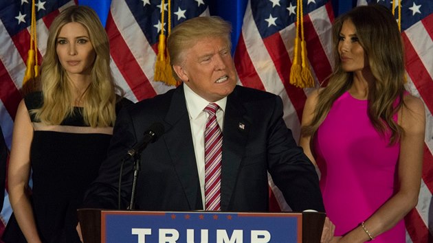 Donald Trump, jeho dcera Ivanka (vlevo) a jeho t�et� �ena Melania b�hem p�edvolebn� kampan� ve Westchesteru ve st�t� New York (7. �ervna 2016)