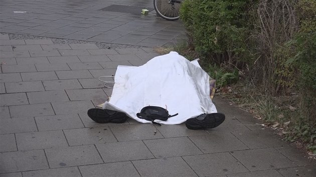 Zakryté lidské tělo nedaleko mnichovského obchodního centra Olympia (22. července 2016)