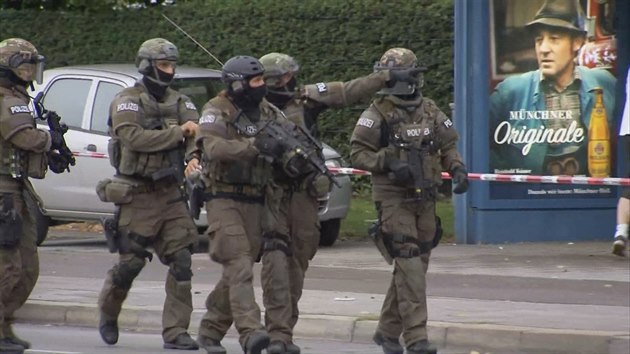 Speciln jednotka nmeck policie nedaleko mnichovskho obchodnho centra Olympia (22. ervence 2016)