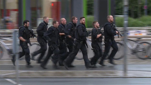 Německá policie u mnichovského obchodního centra Olympia, kde vypukla střelba (22. července 2016)