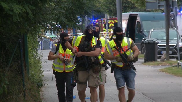 Speciální jednotka německé policie nedaleko mnichovského obchodního centra Olympia (22. července 2016)