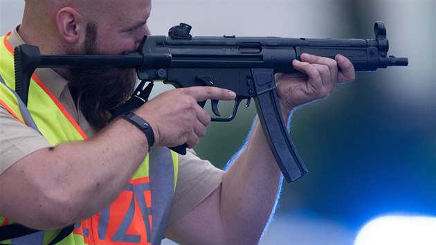 Speciln jednotka nmeck policie nedaleko mnichovskho obchodnho centra Olympia (22. ervence 2016)